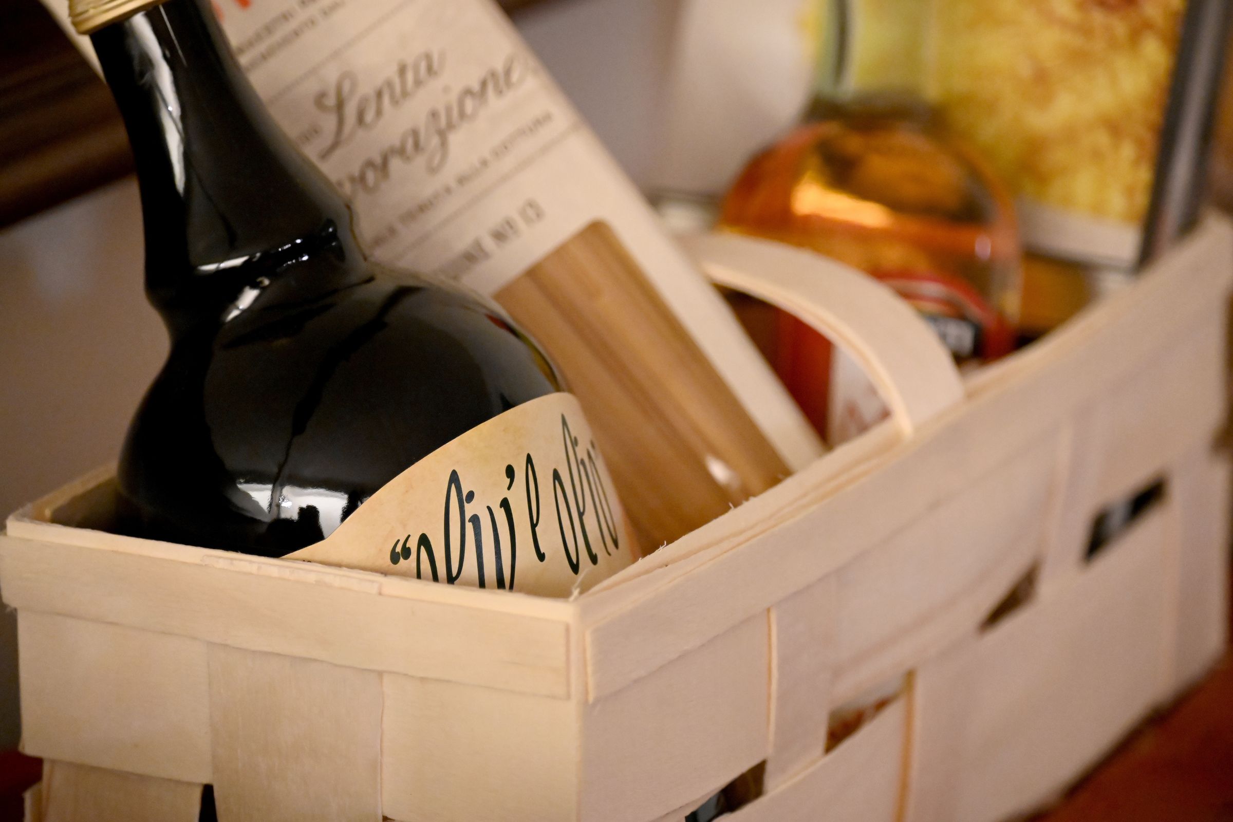 Panier d'épicerie italienne : huile d'olive, pâtes et conserves