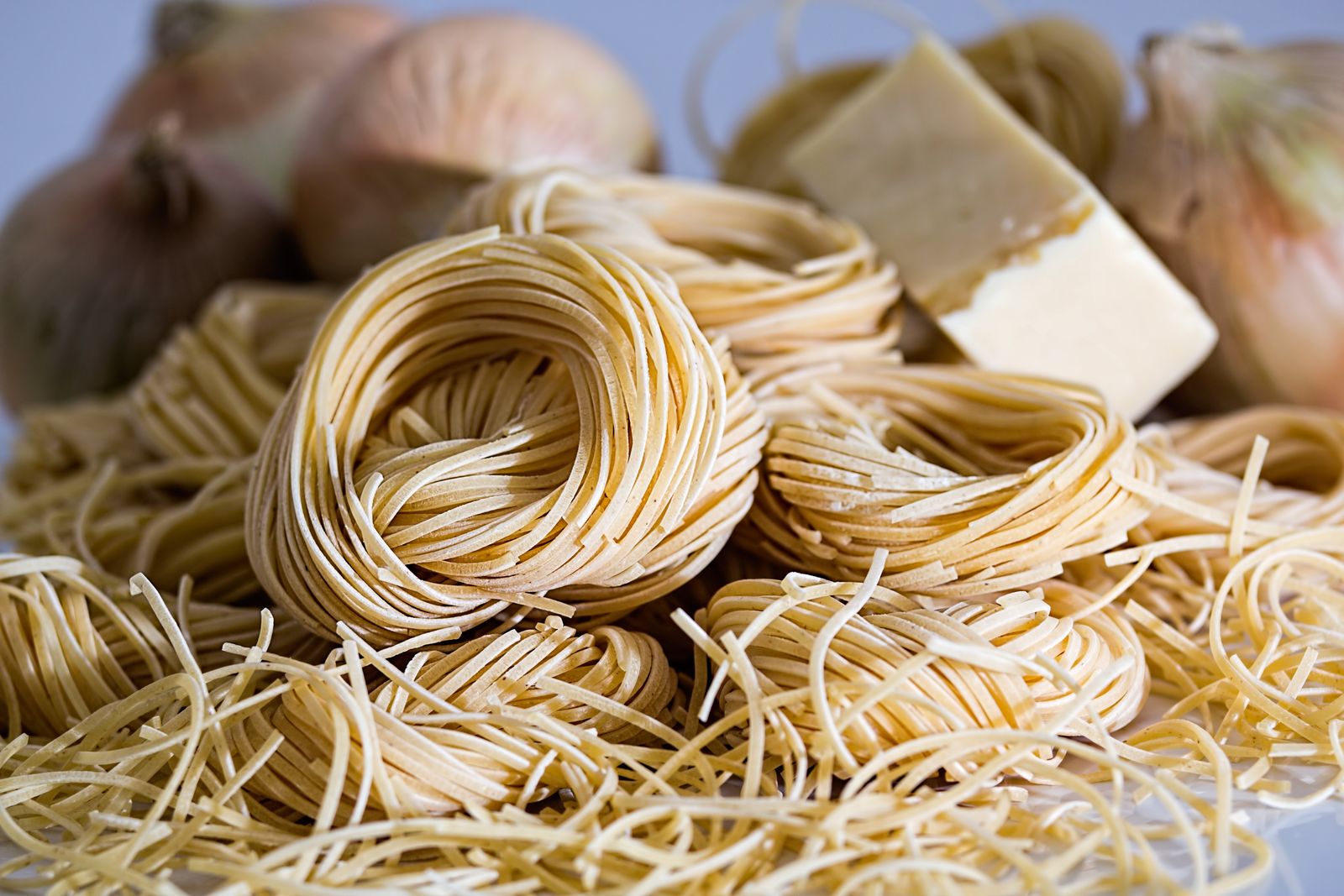 Nids de pâtes, fromage et oignons